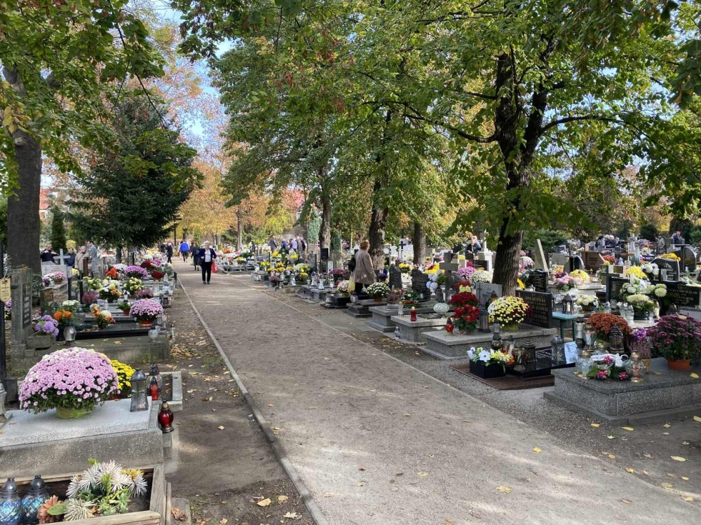 Wszystkich Świętych. Tłoczno w okolicach cmentarzy w regionie – fot. J. Dworzecki/ Cmentarz na Księżu