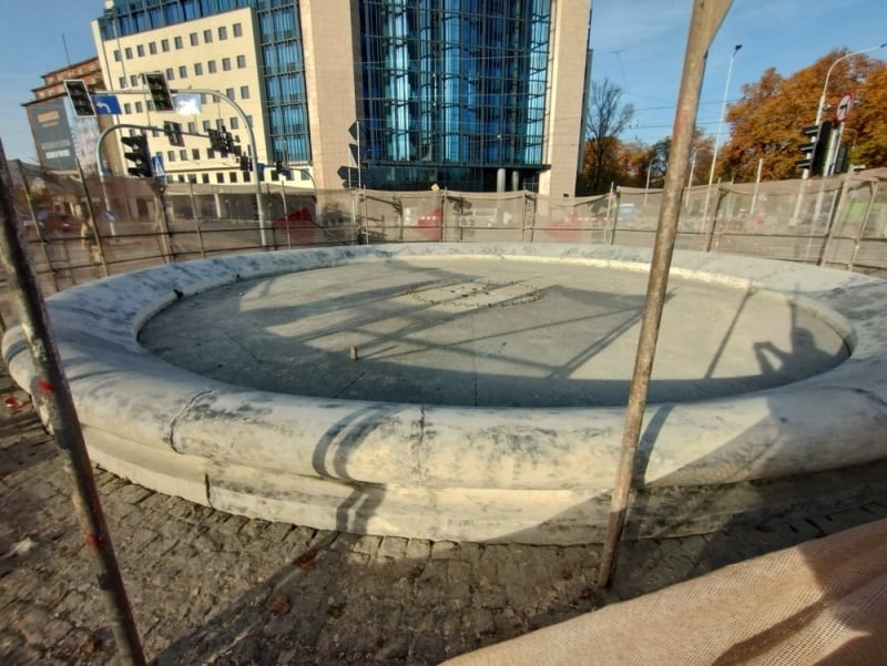 Rozpoczął się remont fontanny przed Dworcem Świebodzkim  - fot. Jakub Ciołko