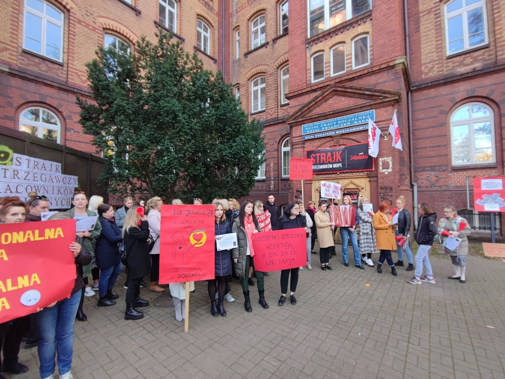 Strajkujący pracownicy MOPS-ów i DPS-ów w Legnicy: "Za te pensje nie przeżyjemy"  - fot: Karolina Bieniek