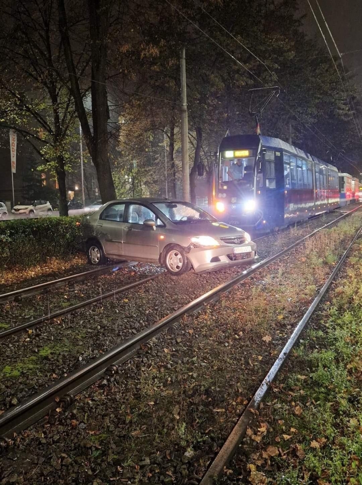 Z cyklu: „Jak on się tam znalazł?”. Samochód blokuje ruch tramwajowy - fot. Słuchacz