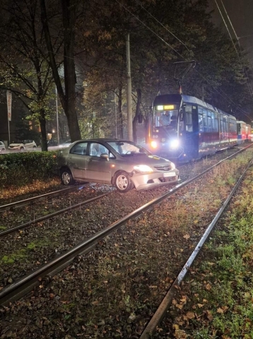 Z cyklu: &bdquo;Jak on się tam znalazł?&rdquo;. Samoch&oacute;d blokuje ruch tramwajowy