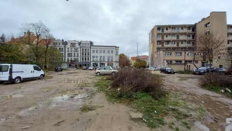 Legnica: Był budynek PZPR, była skarbówka... teraz jest dziki parking - 0
