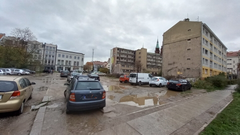 Legnica: Był budynek PZPR, była skarbówka... teraz jest dziki parking - 1