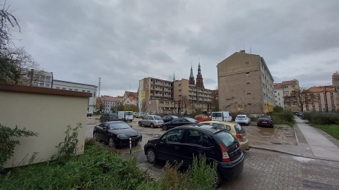 Legnica: Był budynek PZPR, była skarbówka... teraz jest dziki parking - 3