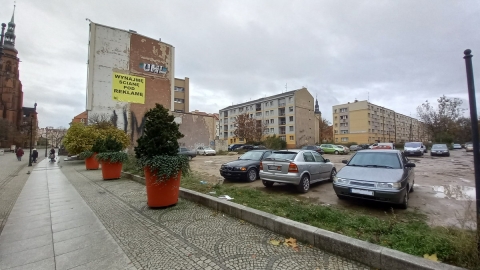 Legnica: Był budynek PZPR, była skarbówka... teraz jest dziki parking - 2