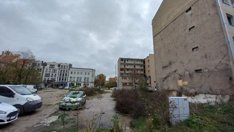 Legnica: Był budynek PZPR, była skarbówka... teraz jest dziki parking - 4
