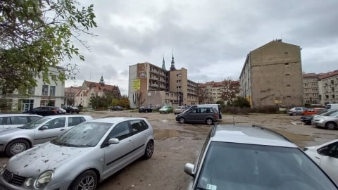 Legnica: Był budynek PZPR, była skarbówka... teraz jest dziki parking - 5