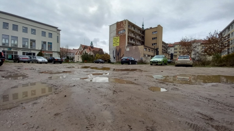Legnica: Był budynek PZPR, była skarbówka... teraz jest dziki parking - A.Andrzejewski