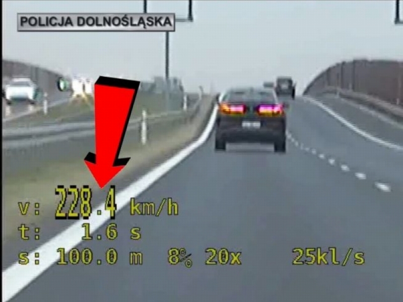 Pędził blisko 230 km/h po drodze S5. Teraz zapłaci 2,5 tysiąca złotych (FILM) - fot. Dolnośląska Policja