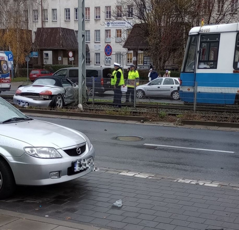 Auto na torowisku. Utrudnienia w centrum Wrocławia - fot. Agnieszka Adasiak