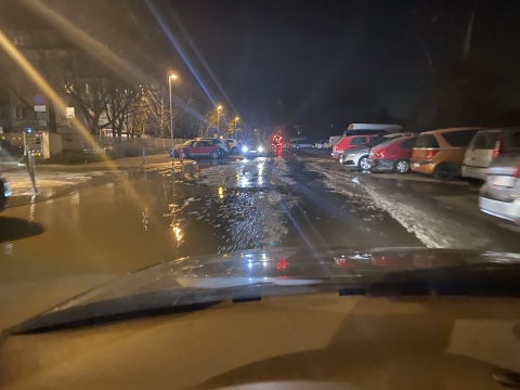Pęknięta rura na wrocławskim Tarnogaju. Kilka ulic zalanych - 0