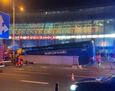 Usunięto autokar z przejścia podziemnego na pl. Grunwaldzkim we Wrocławiu [AKTUALIZACJA]