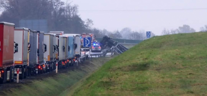 TIR wjechał do rowu na A4 [AKTUALIZACJA] - fot. Tomasz Kwietniewski