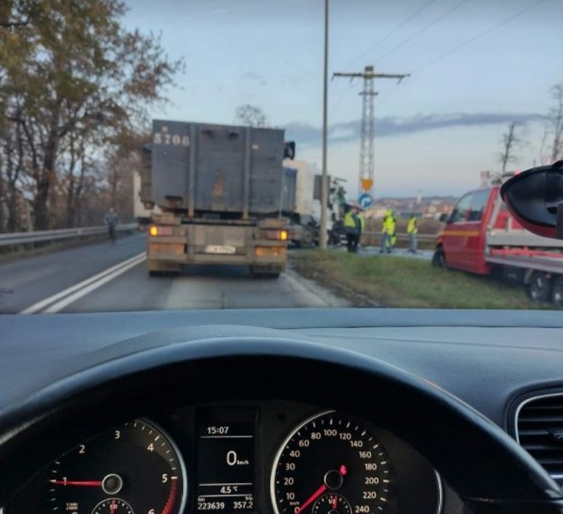 Spore utrudnienia na A4 i na drodze do Kątów Wrocławskich [AKTUALIZACJA]  - fot. Mateusz Janusiński