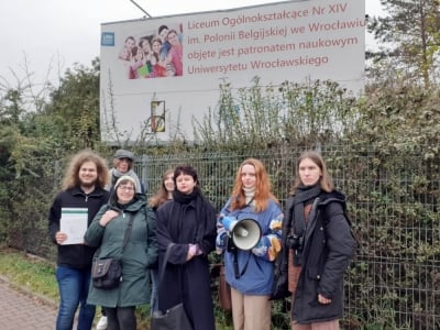 Protest aktywistów koło XIV LO we Wrocławiu. Chodzi o drzewa rosnące na terenie szkoły