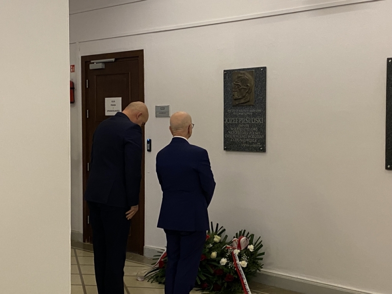 155 rocznica urodzin Józefa Piłsudskiego. Z tej okazji uczniowie odwiedzili Urząd Wojewódzki - fot. Jakub Dworzecki