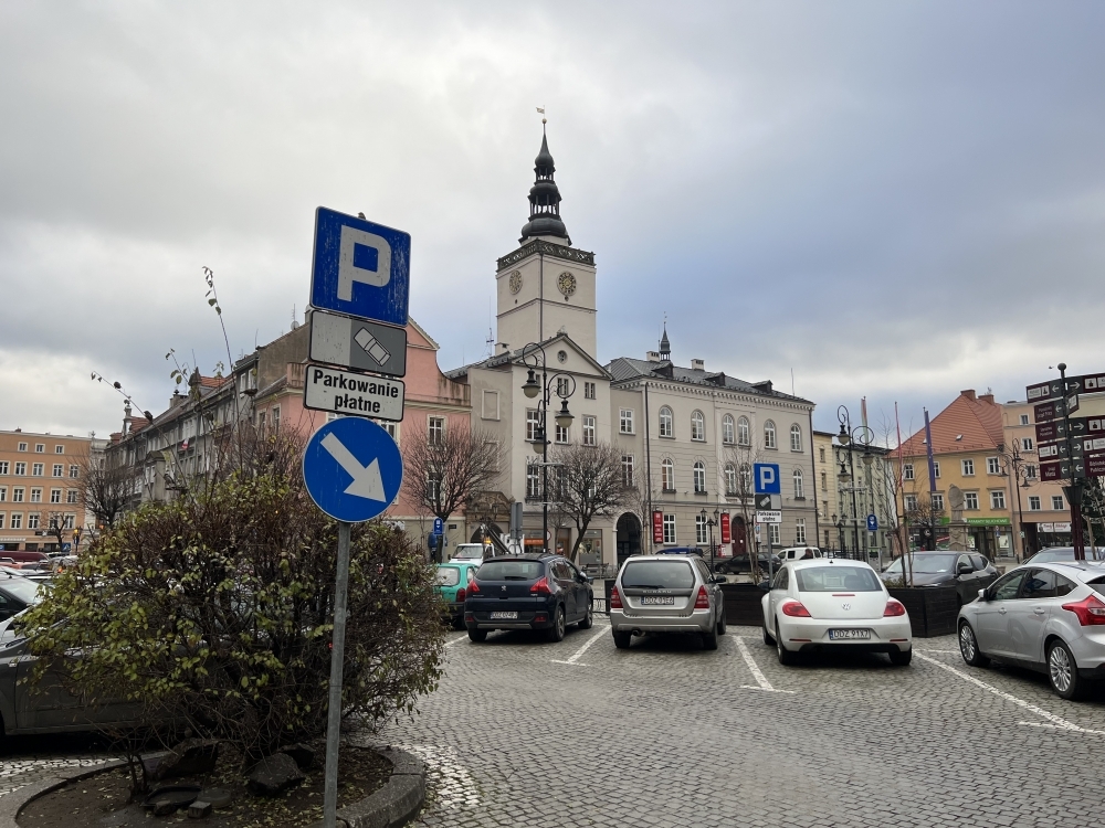 Strefa płatnego parkowania w Dzierżoniowie urośnie - fot: Aleksander Ogrodnik