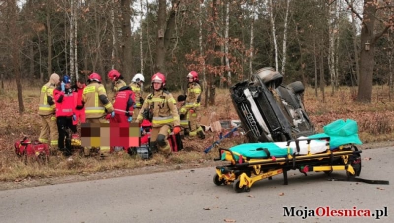 Auto wypadło z drogi. Dwie osoby są poszkodowane - Fot: MojaOlesnica.pl