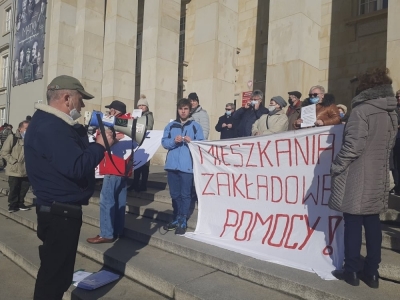 Lokatorzy byłych mieszkań zakładowych we Wrocławiu chcą, żeby miasto kupiło ich mieszkania
