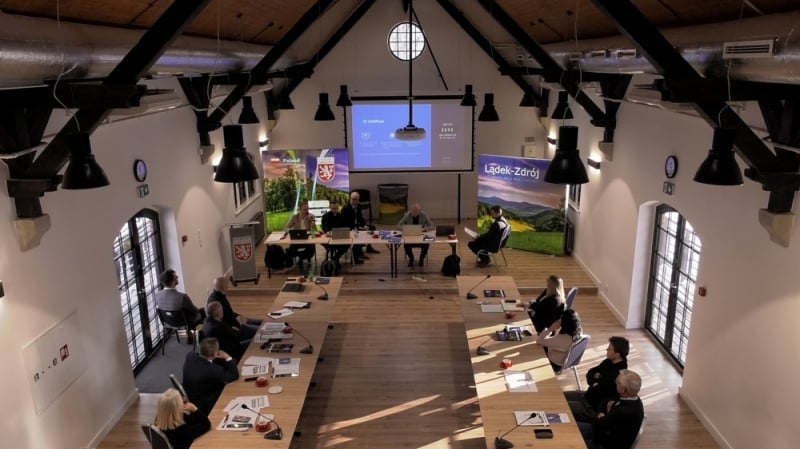 Gminy powiatu kłodzkiego chcą dalej inwestować w odnawialne źródła energii - fot. Jarosław Wrona