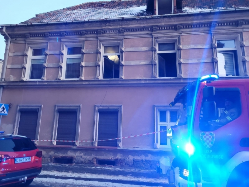 Pożar w Jaworze. Na strażaków zawalił się strop - fot. Jawor998 