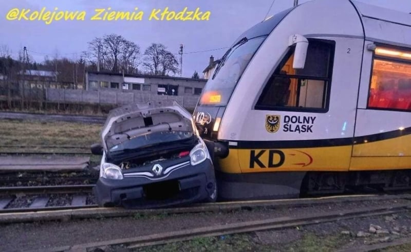 Wypadek na przejeździe kolejowym. Osobówka wjechała pod pociąg [ZDJĘCIA] - fot. Kolejowa Ziemia Kłodzka / Facebook