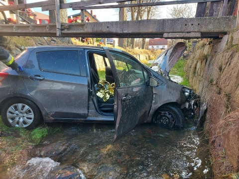 Śmiertelny wypadek w Sadach Dolnych. Samochód wpadł do rzeki [ZDJĘCIA] - 0