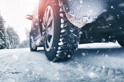 Jazda na letnich oponach zimą a ubezpieczenie. Jakie konsekwencje grożą kierowcom?