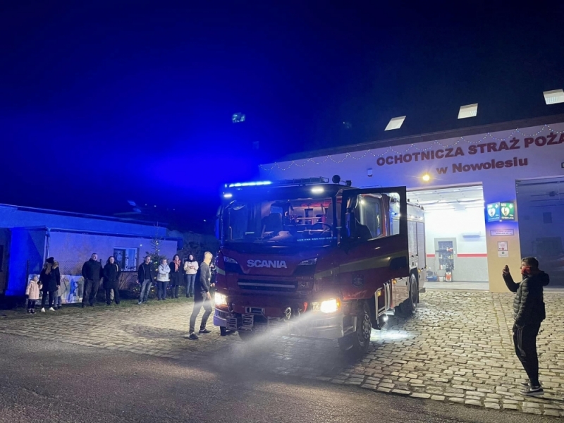 We wsi Nowolesie fetowali przekazanie strażackiego samochodu - Fot: Piotr Moc