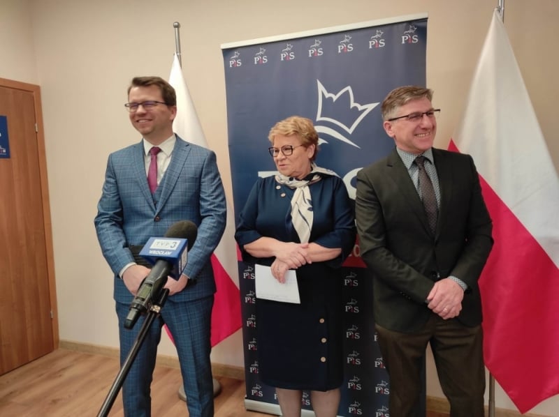 Politycy PiS z Legnicy: Rząd szczególnie zajmuje się starszym pokoleniem - fot. Karolina Bieniek