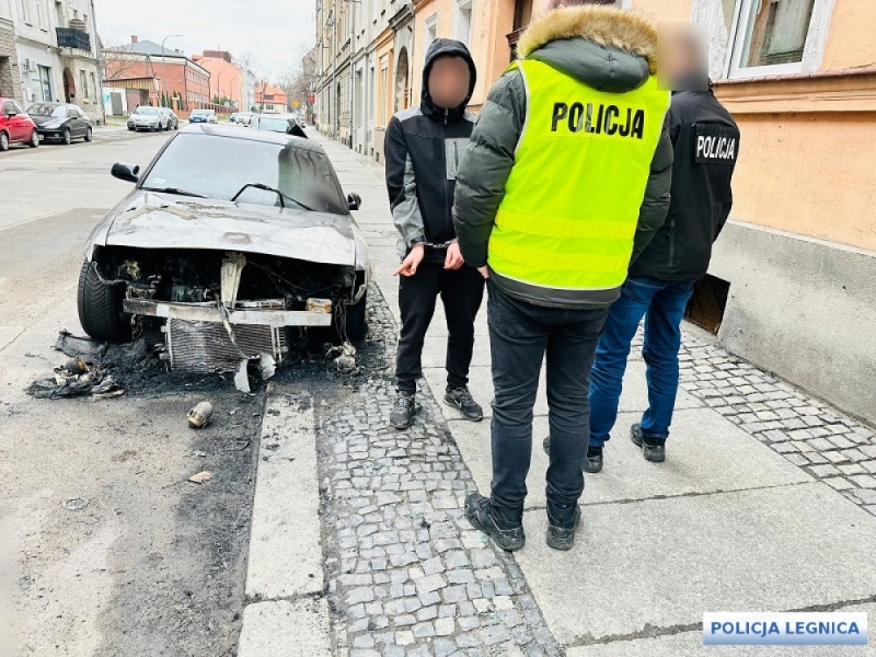 Policja zatrzymała podejrzanego o podpalenie 10 aut w Legnicy - fot. Policja