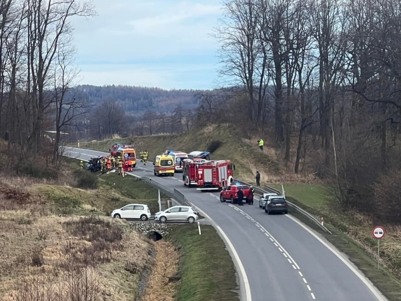 Śmiertelny wypadek na drodze 384 w Uciechowie. Zginęły 3 osoby - fot. RW