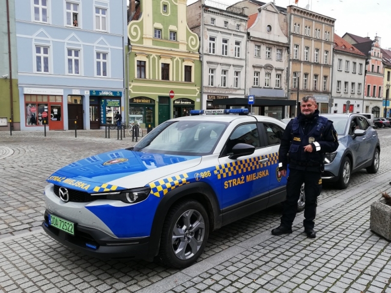 Oławska straż miejska gra w zielone. Ulice miasta patrolują elektrycznym samochodem - Fot: Beata Makowska