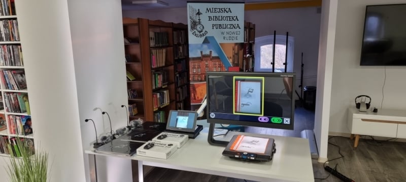 Kłopoty ze wzrokiem nie stoją na przeszkodzie czytania książek. Noworudzka biblioteka zaprasza do czytania - Fot. Miejska Biblioteka publiczna w Nowej Rudzie