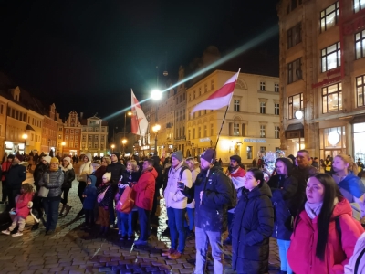 Manifestacja solidarności z Ukrainą. Wsp&oacute;lnie pod polskimi, ukraińskimi i białoruskimi flagami