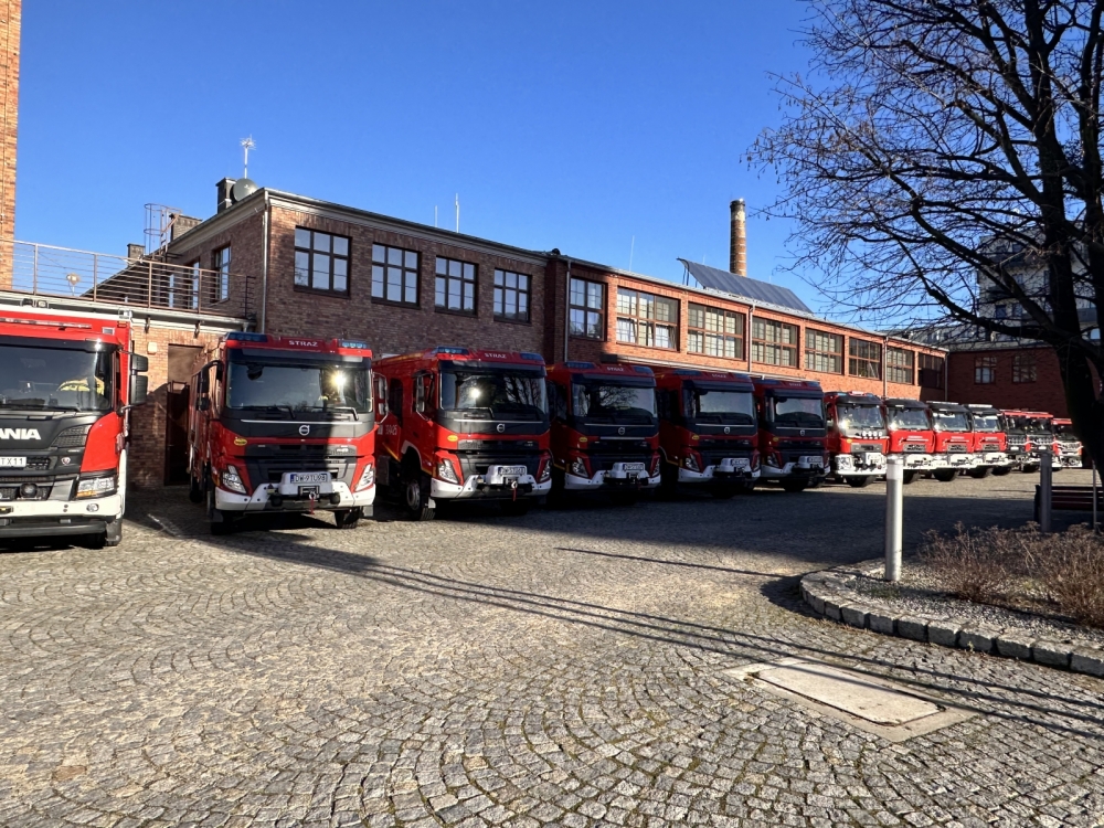 13 nowych samochodów ratowniczo-gaśniczych dla dolnośląskich strażaków - fot. RW