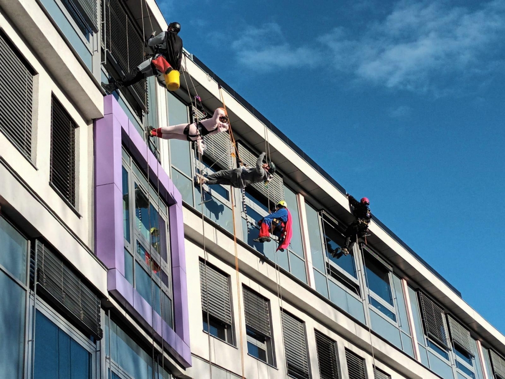Superbohaterowie zjechali z dachu szpitala  - fot: Elżbieta Osowicz