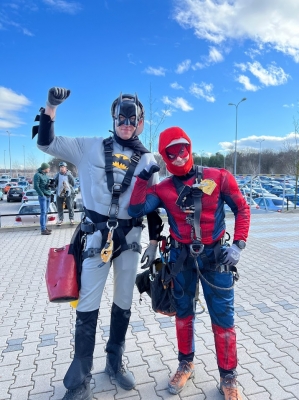 Superbohaterowie zjechali z dachu szpitala  - 1