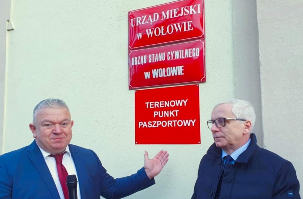 Wołów: Otwarto terenowy punkt paszportowy - fot. Facebook/ Jarosław Obremski - Wojewoda Dolnośląski