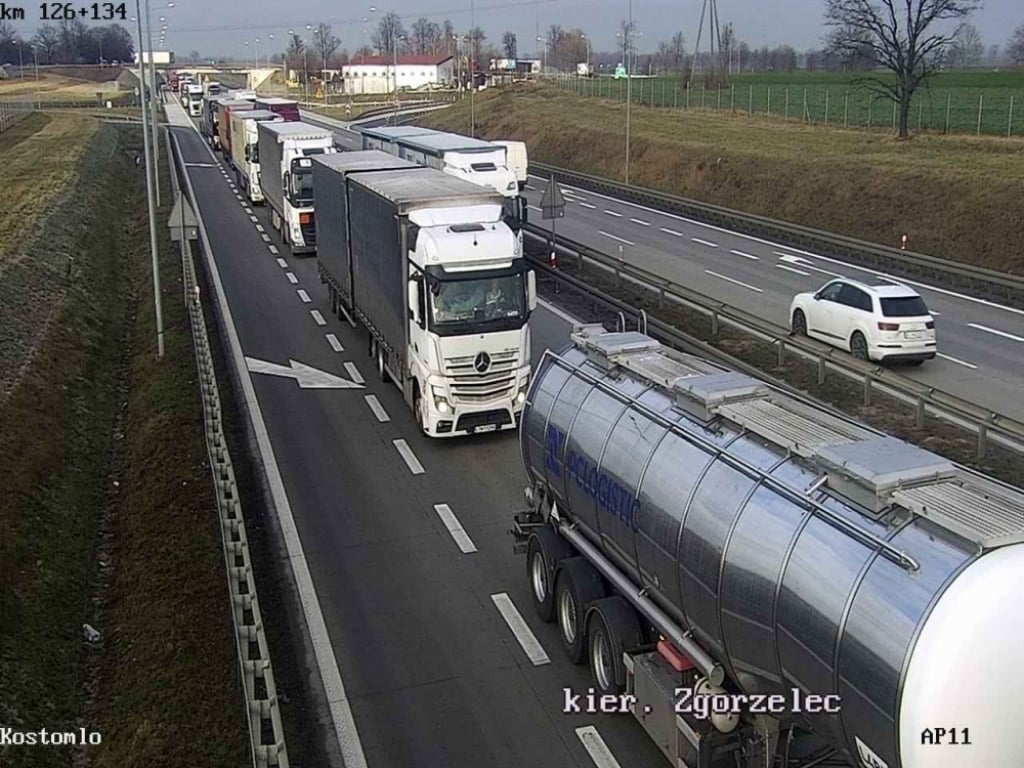 A4: Kolizja trzech osobówek na trasie do Wrocławia - fot. kamery GDDKiA