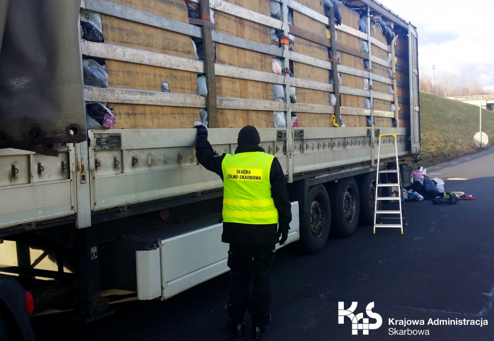 Transport 16 ton odpadów odzieży używanej zatrzymany - fot. KAS