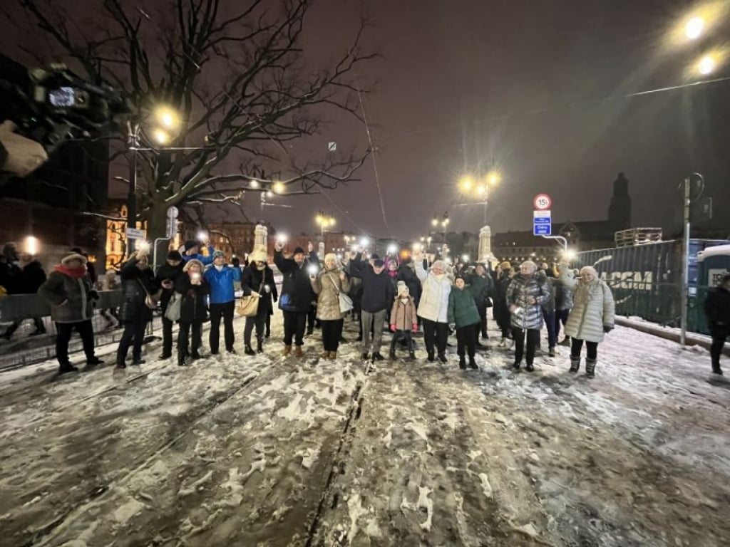 Mosty Pomorskie oświetlone. Niebawem otwarcie przeprawy - fot. Joanna Jaros