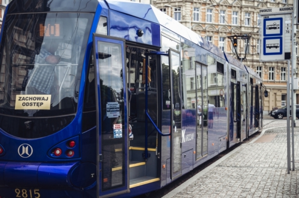 Wrocław: Tory tramwajowe na ul. Podwale nadal w naprawie. Tramwaje jeżdżą objazdem  - fot. RW