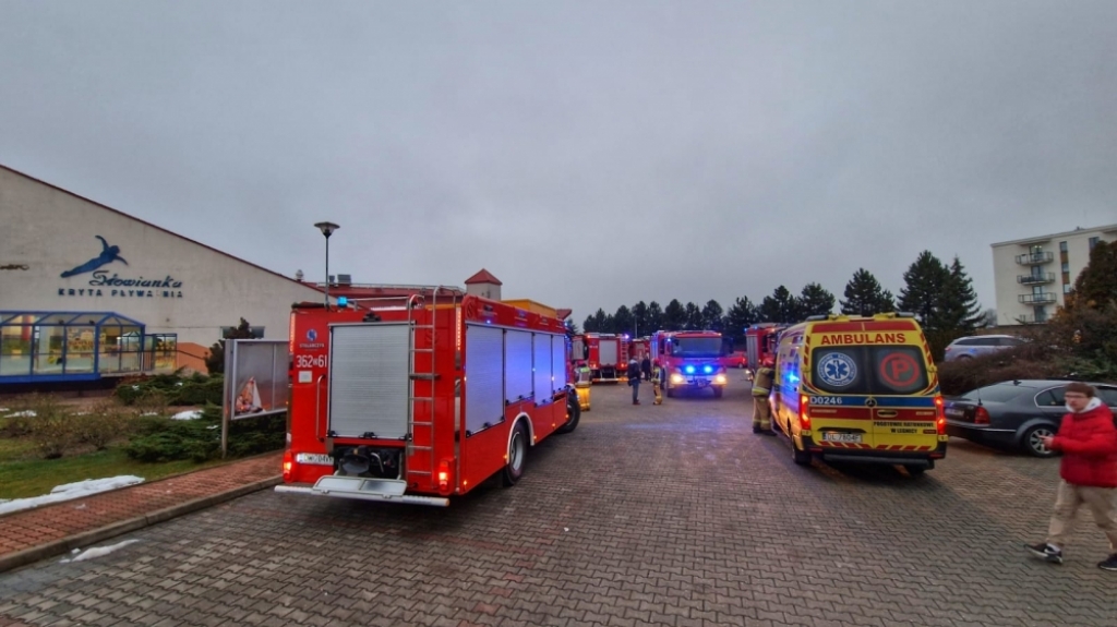Jawor: Akcja strażaków na basenie. 25 osób ewakuowanych  - Fot. Jawor 998