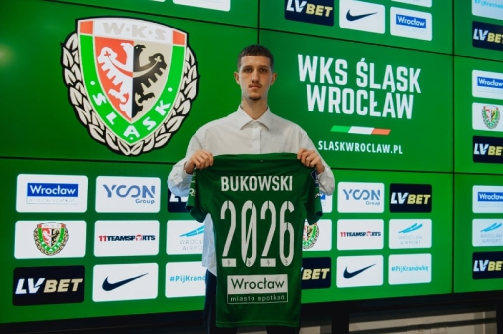 Piłkarski Śląsk przedłużył kontrakty z młodymi zawodnikami - fot. slaskwroclaw.pl