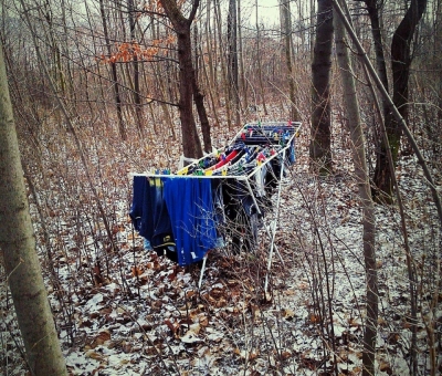 Jedni w lesie spacerują, inni suszą pranie