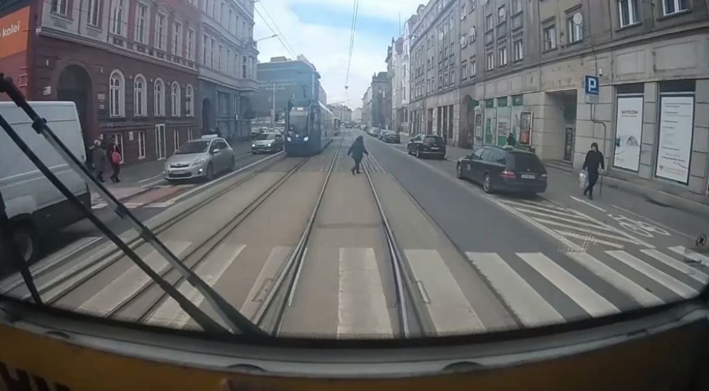 Motorniczy zatrzymał tramwaj i pomógł zagubionej staruszce [FILM] - fot. MPK Wrocław