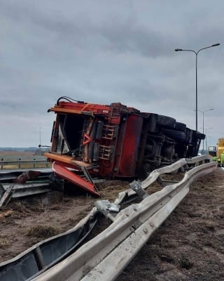 Wypadek śmieciarki i ciężarówki na S8 - 0