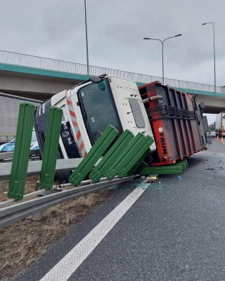 Wypadek śmieciarki i ciężarówki na S8 - 1