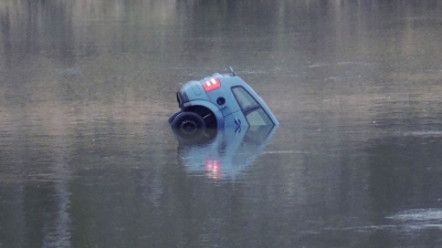 Brzeg Dolny: Samochód zatonął w Odrze. Ratownicy sprawdzają czy ktoś mógł być w środku